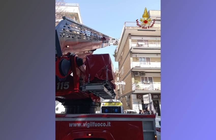 Drammatico incendio in un appartamento; pesantissimo il bilancio: muore una pensionata di 78 anni, ferite dalle esalazioni tre persone. Il rogo questa mattina in via dei Colli Portuensi a Roma