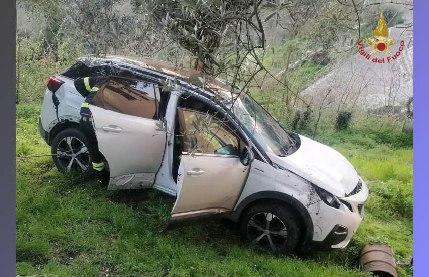 Con l’auto nel burrone: arriva l’eliambulanza per il trasporto d’urgenza in ospedale. Gravi le condizioni di un uomo di 78 anni. L’incidente ad Anagni